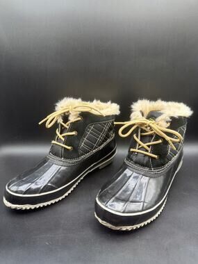 Khombu Duck Boots Womens Size 8 Quilted Lace Up Faux Fur Trim Winter Ankle